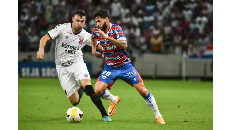 Foto: (Kely Pereira/AGIF) - A EstrelaBet estampou o principal espaço da camisa do Athletico no último domingo (12)
