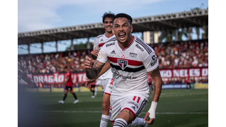 Foto: (Heber Gomes/AGIF) - Luciano voltou a cair nas graças da torcida do São Paulo depois de reencontrar o caminho do gol
