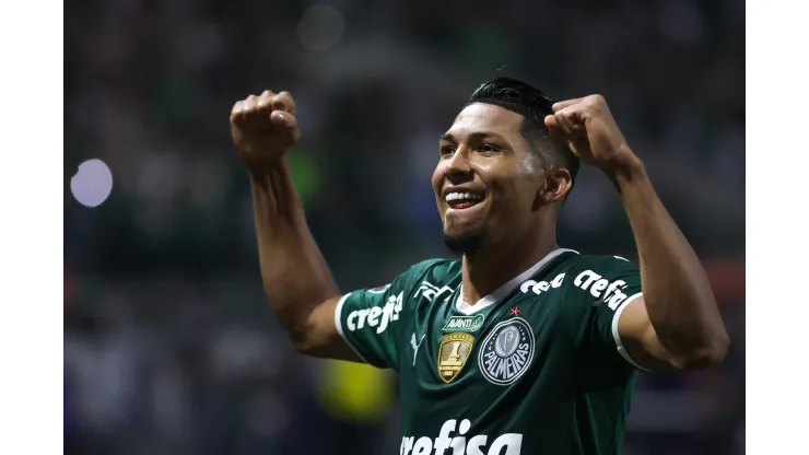 Foto: (Marcello Zambrana/AGIF) - Rony marcou um gol de bicicleta na goleada do Palmeiras na Libertadores nesta quarta (6)
