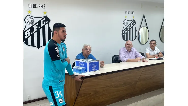 Foto: (Fábio Maradei/Santos FC) - João Paulo, goleiro do Santos, também falou na reunião convocada por Andres Rueda, presidente do Peixe
