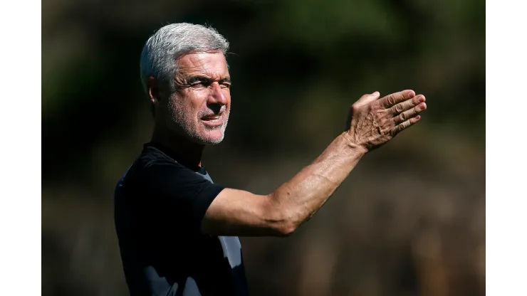 Foto: (Vítor Silva/Botafogo) - Luís Castro está prestes a ganhar um novo reforço no Botafogo
