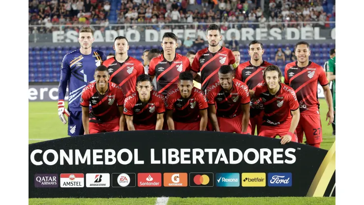 Foto: (Christian Alvarenga/Getty Images) - O Athletico já sabe quando enfrenta o Estudiantes, pelas quartas de final da Copa Libertadores
