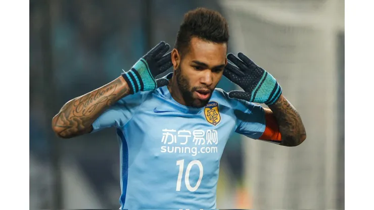 Photo by Visual China/Getty Images - Irmão de Alex Teixeira agita torcida do Vasco
