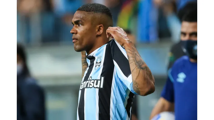 Foto: (Pedro H. Tesch/AGIF) - Douglas Costa voltou a ser pauta no Grêmio após ser criticado no Los Angeles Galaxy
