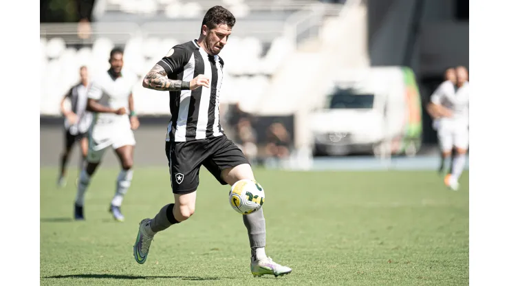 Foto: (Jorge Rodrigues/AGIF) - Gustavo Sauer voltou a ficar à disposição do Botafogo depois de dois meses lesionado
