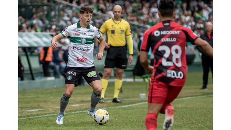 Foto: (Robson Mafra/AGIF) - A tendência é que Galarza volte para o banco de reservas do Coritiba diante do Flamengo
