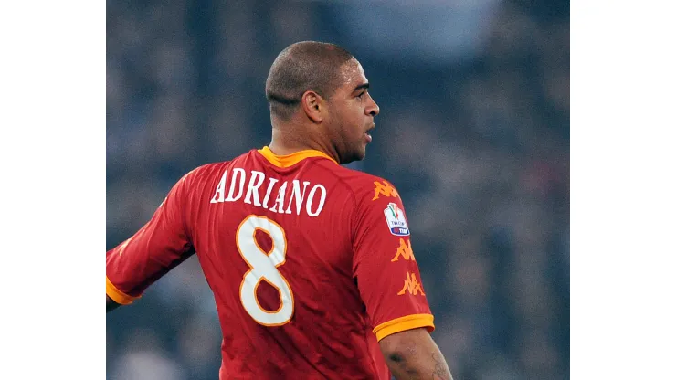 Foto: (Giuseppe Bellini/Getty Images) - Em 2010, Adriano Imperador trocou o Flamengo pela Roma, da Itália
