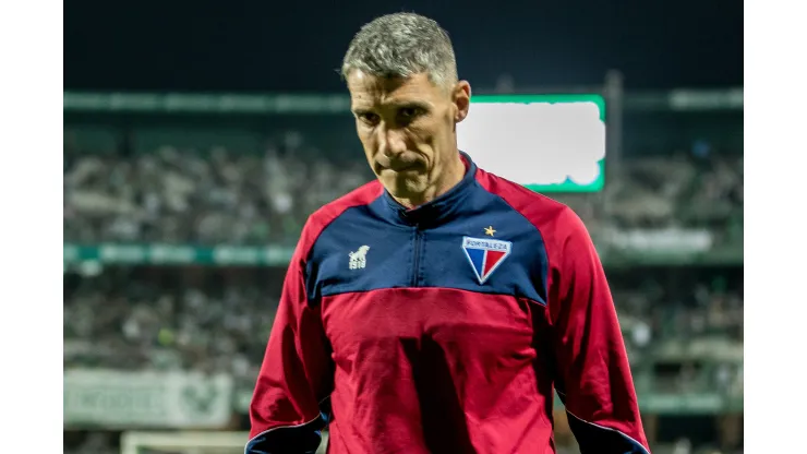 Foto: (Robson Mafra/AGIF) - Juan Pablo Vojvoda não poderá contar com um de seus defensores no Fortaleza devido a uma punição do STJD
