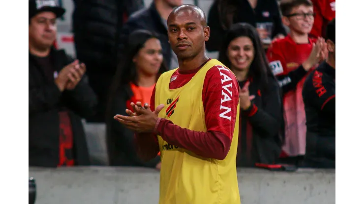 Foto: (Gabriel Machado/AGIF) - Fernandinho retribuiu o carinho da torcida com uma atuação de galo em sua reestreia no Athletico
