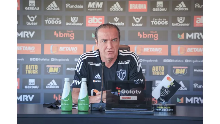 Foto: (Pedro Souza/Atlético) - Cuca durante sua apresentação no Atlético nesta terça (26)
