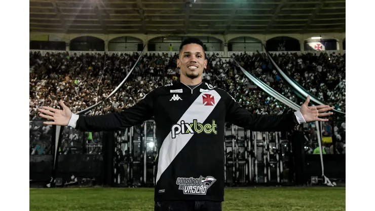 Foto: (Thiago Ribeiro/AGIF) - Paulinho visitou São Januário no final de maio e foi ovacionado pela torcida do Vasco
