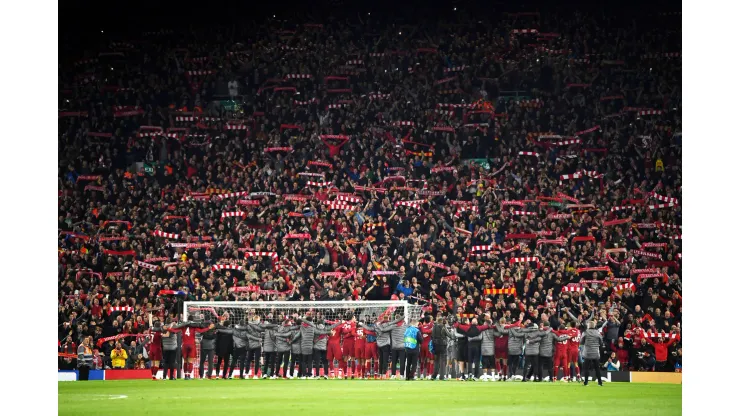 Shaun Botterill/ Getty Images -Torcida do Liverpool em Anfield  durante a semifinal da Champions League contra o Barcelona
