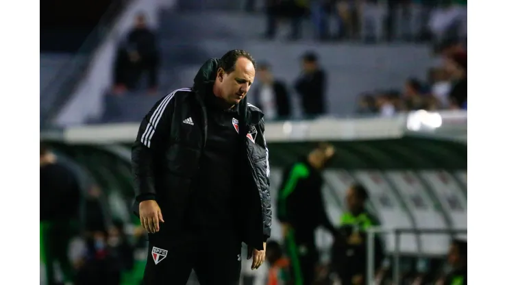 RS - Caxias do Sul - 20/04/2022 - COPA DO BRASIL, JUVENTUDE X SAO PAULO. Rogerio Ceni, tecnico do Sao Paulo, orienta a equipe durante a partida contra o Juventude, no Estadio Alfredo Jaconi, pela Copa do Brasil 2022. Foto: Luiz Erbes/AGIF
