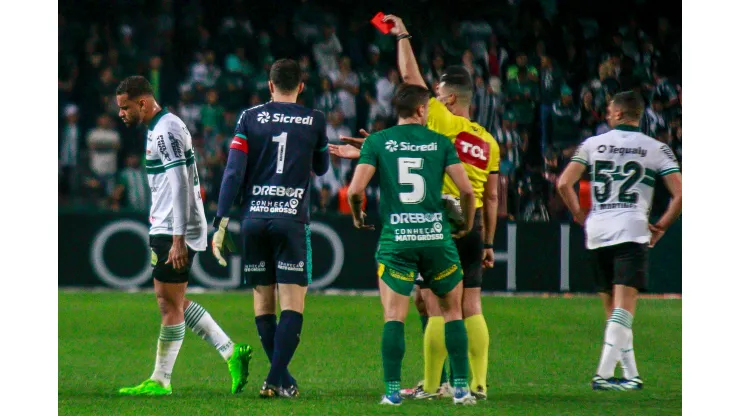 Foto: (Gabriel Machado/AGIF) - Thonny Anderson já foi expulso em dois jogos do Coritiba neste Brasileirão
