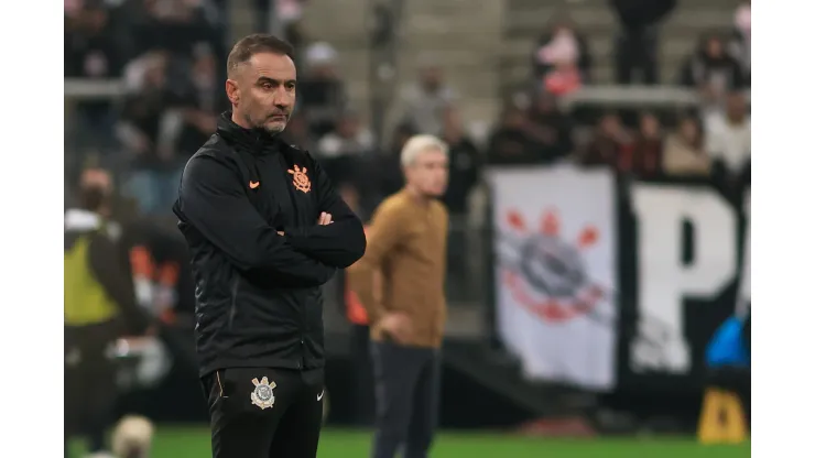 Foto: (Marcello Zambrana/AGIF) - De olho na Libertadores, Vítor Pereira deve optar por uma formação alternativa no Corinthians para enfrentar o Avaí
