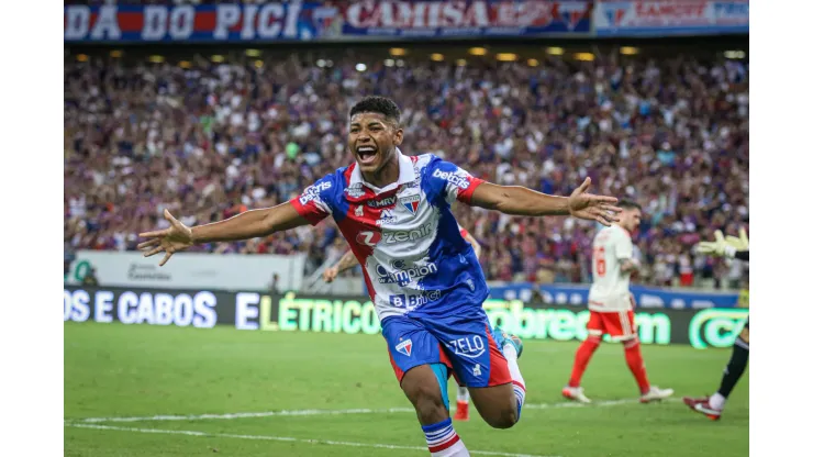 Foto: (Lucas Emanuel/AGIF) - Hercules comemora seu gol com a nova camisa do Fortaleza
