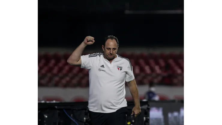 Foto: (Guilherme Drovas/AGIF) - Rogério Ceni deve ganhar um reforço interno em breve no São Paulo
