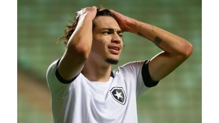 Foto: (Fernando Moreno/AGIF) - Matheus Nascimento tem sido criticado por parte da torcida do Botafogo
