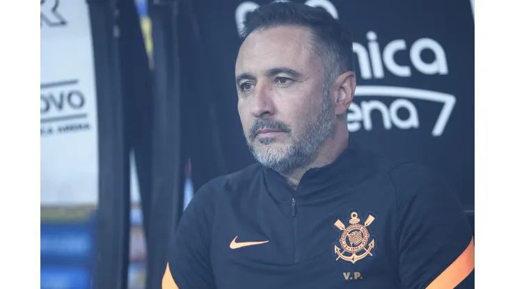 Foto: (Ettore Chiereguini/AGIF) - Vítor Pereira, técnico do Corinthians, foi julgado pelo STJD nesta segunda (15)
