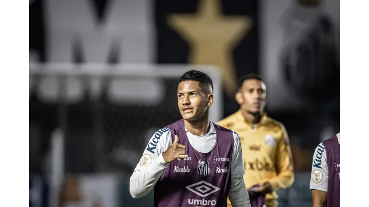 Foto: (Raul Baretta/AGIF) - A boa fase de Ângelo no Santos rendeu uma convocação à Seleção Brasileira sub-20
