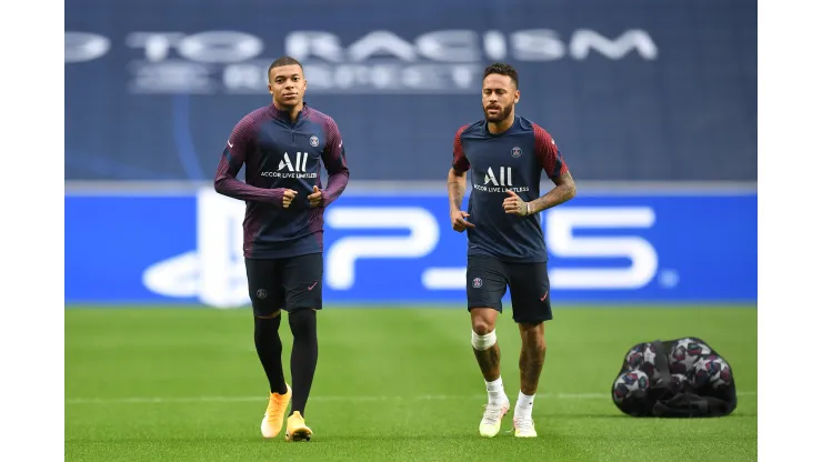 David Ramos/Getty Images- Neymar e Mbappé, jogadores do PSG
