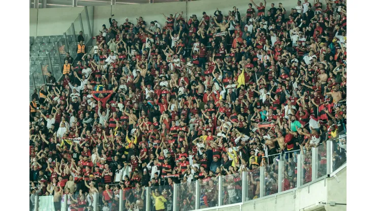 Foto: (Robson Mafra/AGIF) - O Flamengo reclamou do tratamento recebido por sua torcida diante do Athletico-PR, na Arena da Baixada, pela Copa do Brasil
