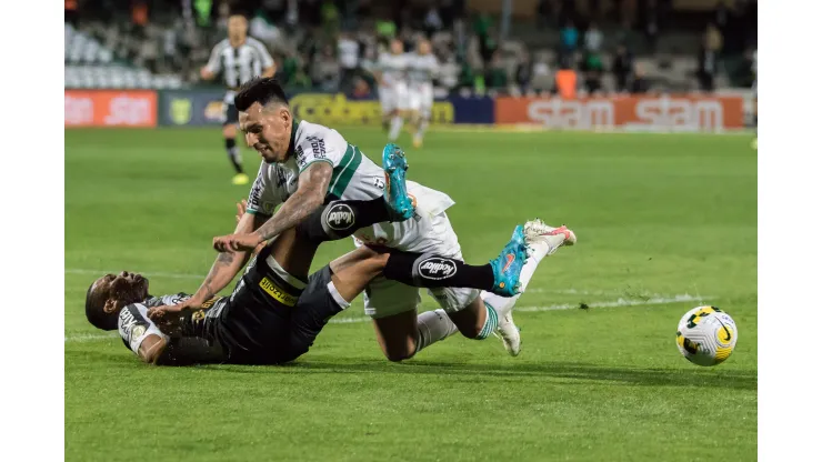 Foto: (Robson Mafra/AGIF) - Hernán Pérez se machucou logo em sua estreia pelo Coritiba
