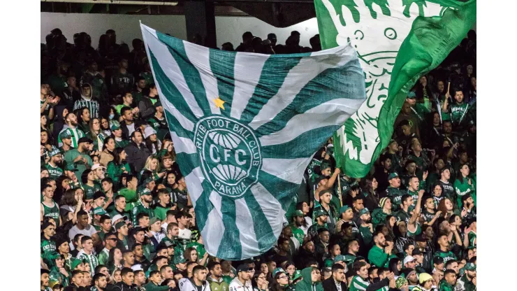 Foto: (Robson Mafra/AGIF) - A torcida alviverde não está contente com a campanha do Coritiba no Brasileirão
