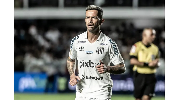 Foto: (Ivan Storti/Santos FC) - Carabajal fez sua estreia no Santos no clássico San-São do último domingo (21)
