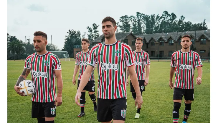 Foto: (Reprodução/Twitter Oficial Vélez Sarsfield) - Vélez, rival do Flamengo na Libertadores, apresentou seu novo uniforme, que é semelhante ao do Fluminense
