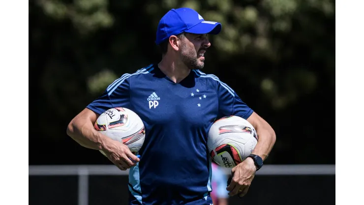 Foto: (Gustavo Aleixo/Cruzeiro) - Paulo Pezzolano revelou que tem trabalhado com um especialista em bolas paradas no Cruzeiro
