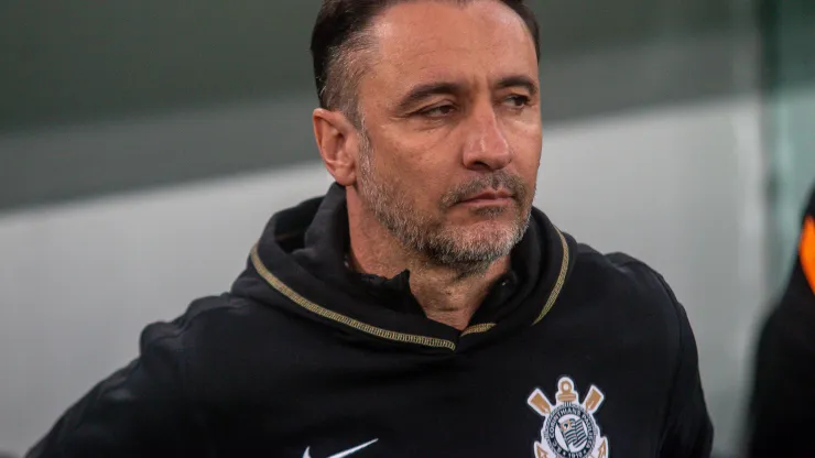 Foto: (Gabriel Machado/AGIF) - Vítor Pereira, técnico do Corinthians, entrou em polêmica com a torcida do Internacional ao justificar o empate deste domingo (4)
