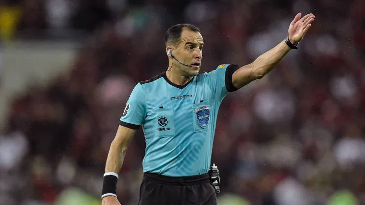 Foto: (Thiago Ribeiro/AGIF) - Esteban Ostojich apita Palmeiras x Athletico nesta terça (6), pela decisão da semifinal da Libertadores
