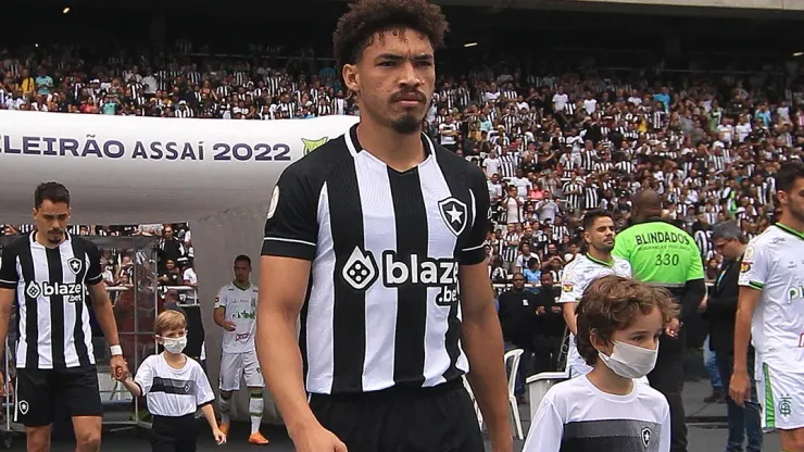 Foto: (Vítor Silva/Botafogo) - Adryelson vive uma sequência entre os titulares do Botafogo
