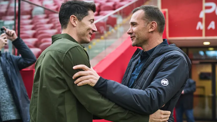 Joosep Martinson/ Getty Images- Lewandowski e Shevchenko em encontro realizado no estádio Nacional, em Varsóvia
