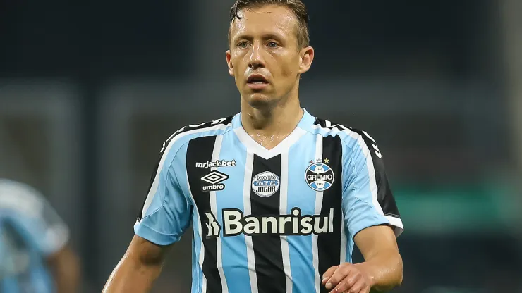 Foto: (Pedro H. Tesch/AGIF) - Lucas Leiva, do Grêmio, rasgou elogios ao Cruzeiro de Pezzolano
