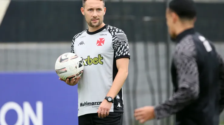 Foto: (Daniel Ramalho/Vasco) - Alex Clapham tem feito parte do dia a dia do Vasco 
