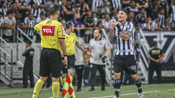 Foto: (Lucas Emanuel/AGIF) - Vina foi expulso por reclamação e irritou a torcida do Ceará nesta quarta (5)
