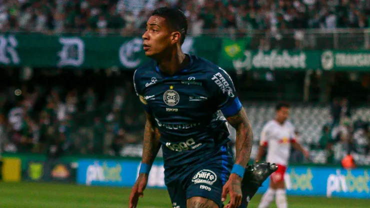 Foto: (Gabriel Machado/AGIF) - Alef Manga marcou um golaço na vitória do Coritiba neste domingo (9)
