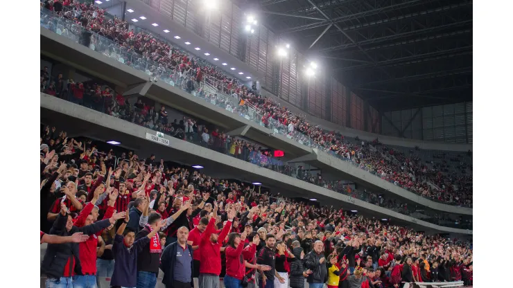 Foto: (Robson Mafra/AGIF) - A torcida do Athletico poderá assistir à final da Libertadores na Arena da Baixada
