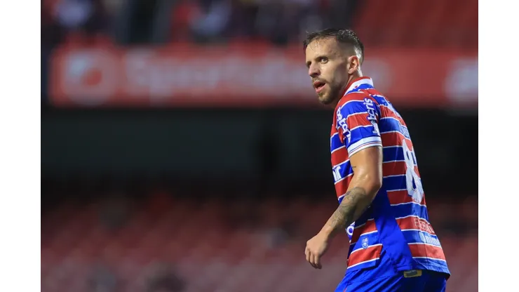 Foto: (Marcello Zambrana/AGIF) - Lucas Sasha não foi relacionado pelo Fortaleza para o jogo contra o América-MG
