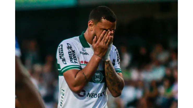 Foto: (Gabriel Machado/AGIF) - Thonny Anderson foi criticado pela torcida do Coritiba após cometer um erro crucial no clássico contra o Athletico
