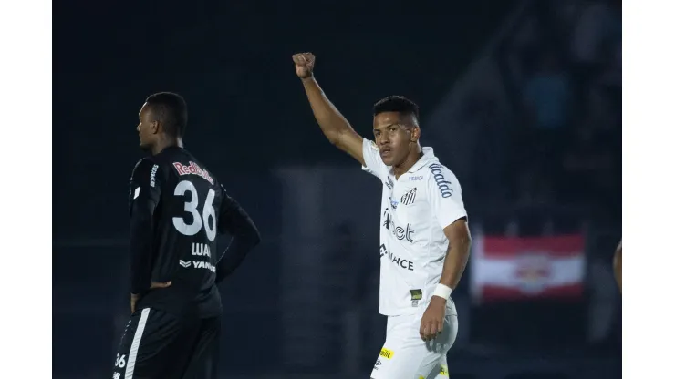 Foto: (Diogo Reis/AGIF) - Ângelo marcou um dos gols da vitória do Santos nesta segunda (17)
