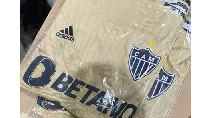 Foto: (Reprodução/Twitter) - A suposta nova camisa dourada do Atlético repercutiu nas redes sociais nesta quarta (19)
