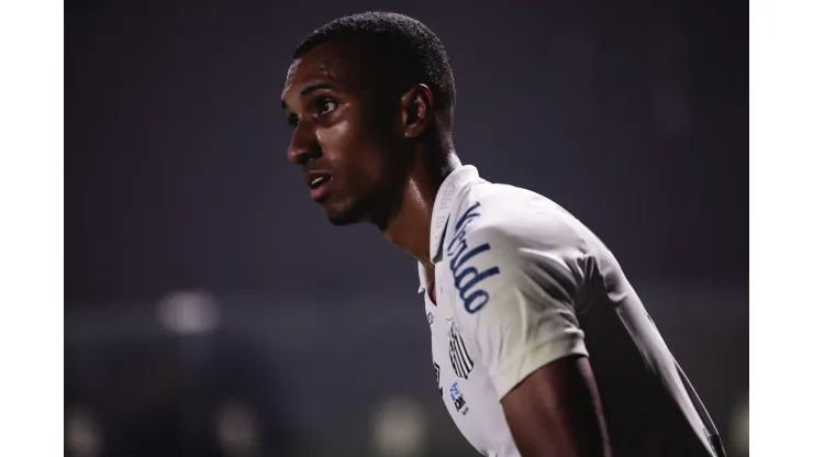 Foto: (Ettore Chiereguini/AGIF) - Lucas Braga deve ser um dos titulares do Santos para o clássico contra o Corinthians
