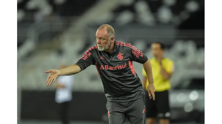 Foto: (Thiago Ribeiro/AGIF) - Mano Menezes, do Internacional, é um dos cinco técnicos que mais foram advertidos com cartões neste Brasileirão
