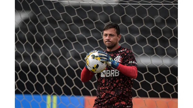 Foto: (Thiago Ribeiro/AGIF) - Diego Alves deve ser o goleiro titular do Flamengo diante do Santos
