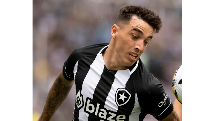 Foto: (Jorge Rodrigues/AGIF) - Renzo Saravia se mostrou confortável vestindo a camisa do Botafogo
