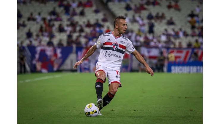 Foto: Lucas Emanuel/AGIF - Rafinha vem se destacando em nova função no São Paulo
