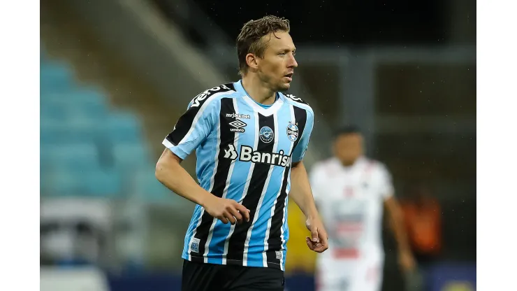 Foto: (Pedro H. Tesch/AGIF) - Lucas Leiva pretende pendurar as chuteiras no Grêmio
